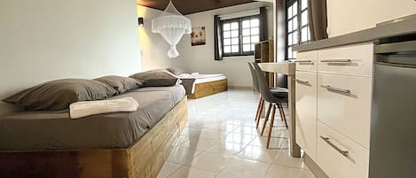 Appartement Deluxe, Plusieurs lits, vue partielle sur l'océan | 1 chambre, literie de qualité, ameublement unique, bureau