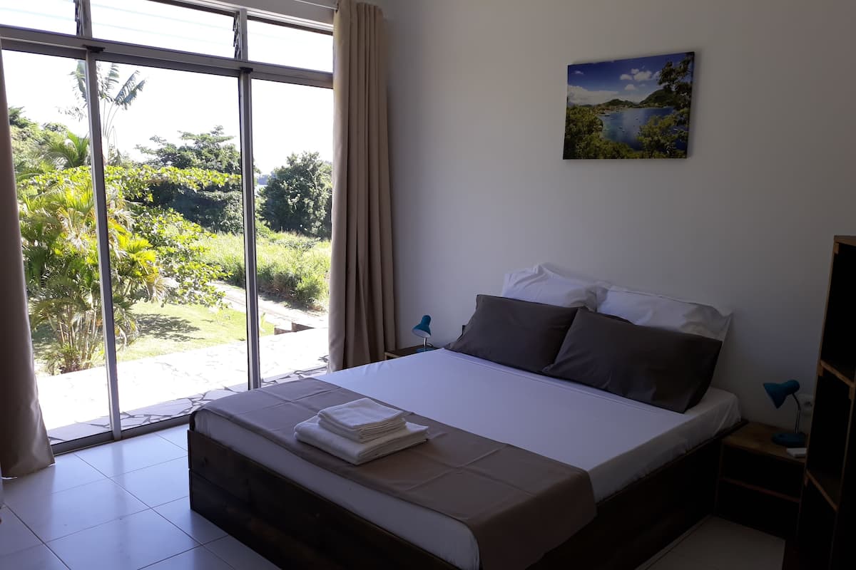 Studio Panorama, 1 Tempat Tidur Queen, pemandangan laut sebagian | 1 kamar tidur dan seprai premium