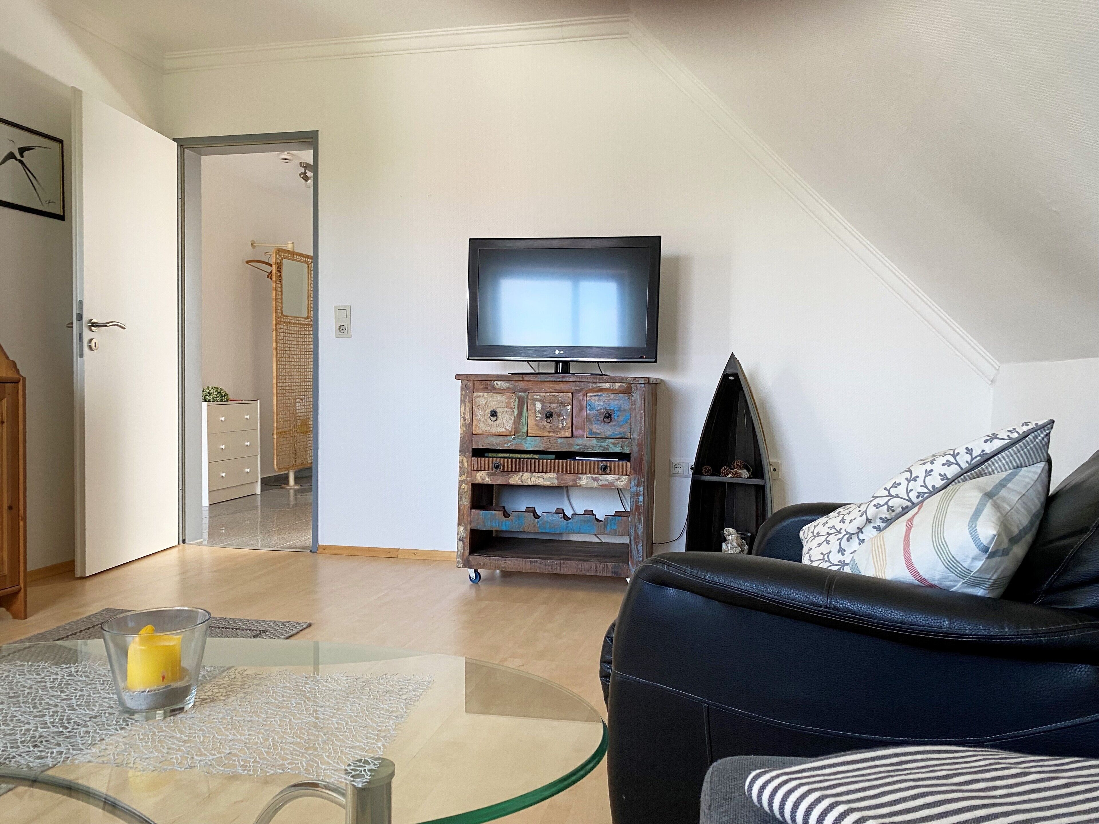 Smart-tv, dvd-spelare, böcker och en stereo