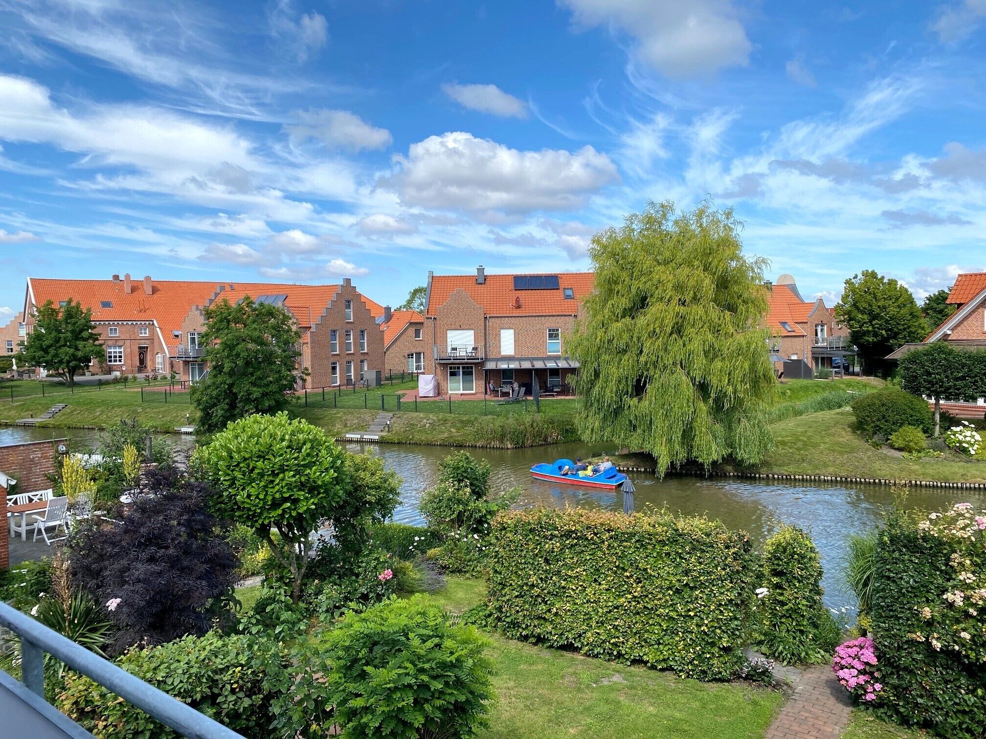 SIELBLICK: Blick vom Balkon auf das Sieltief und die unteren Gartenbereiche