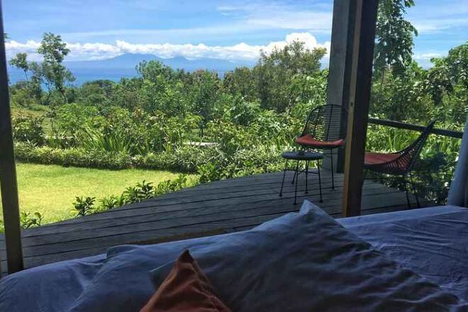 أغطية فراش متميزة وميني بار وخزنة داخل الغرفة وستائر تعتيم