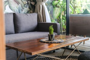 ห้องลักซ์ชัวรี่, เตียงคิงไซส์ 1 เตียง และโซฟาเบด, วิวทะเล, ริมทะเล | บริเวณนั่งเล่น