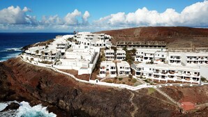 A coastal village with white buildings, rocky cliffs, and the ocean. - Relax in front of the Ocean with a beautiful view! (Sardina del Norte)