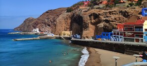 Vlak bij het strand, ligstoelen, strandlakens