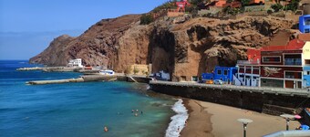 ¡Relájate en primera línea al mar con una hermosa vista!