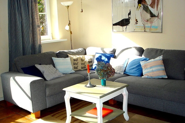 Das gemütliche Sofa im Wohnzimmer mit viel Platz