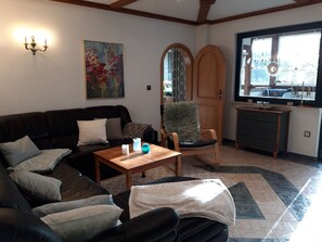 Smart TV, fireplace, ping pong, books