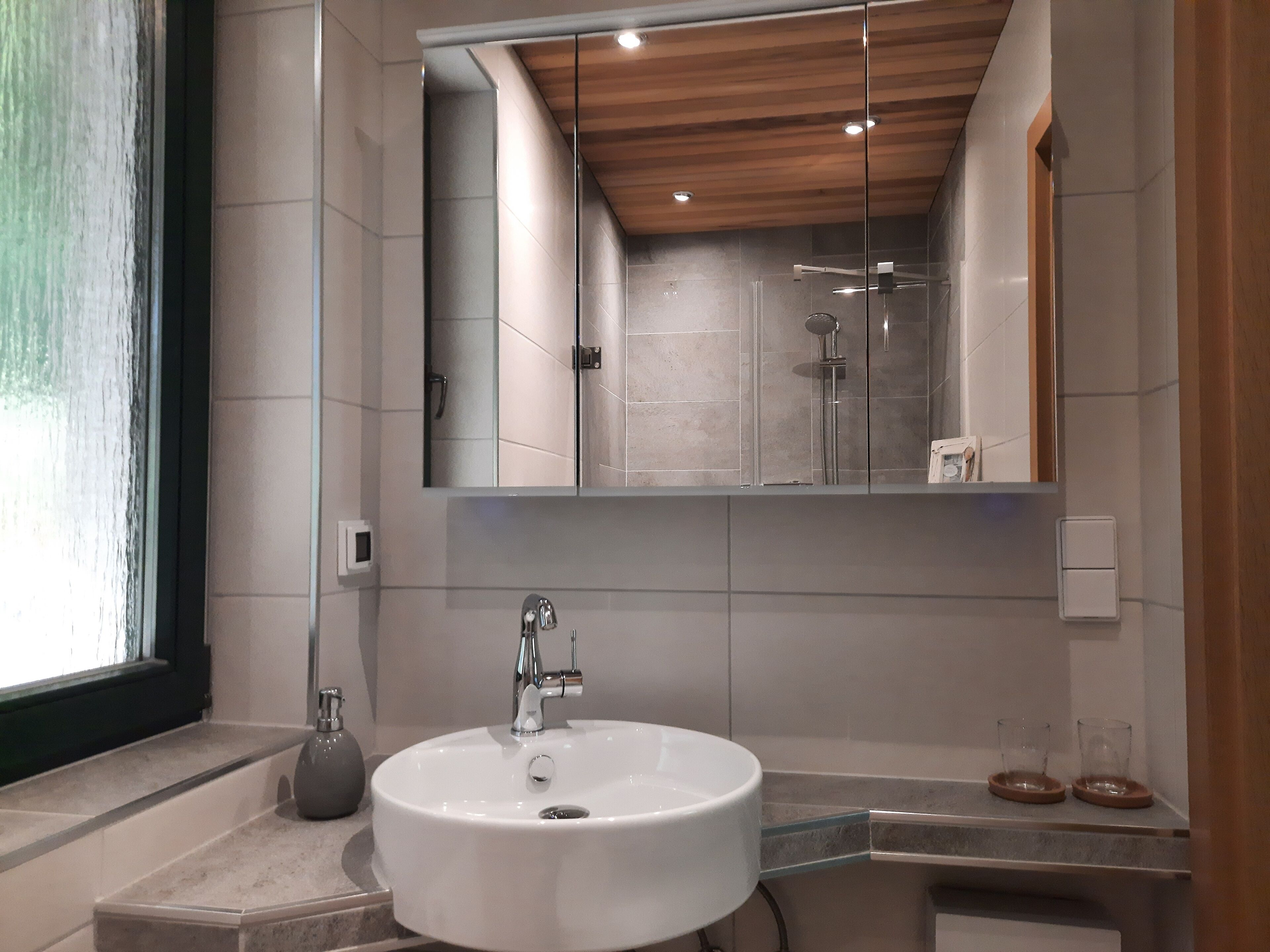 Badewanne, Haartrockner, Seife, Toilettenpapier