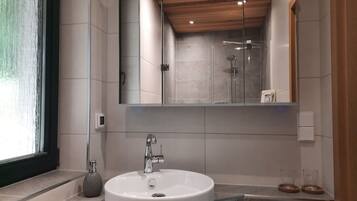 Badewanne, Haartrockner, Seife, Toilettenpapier
