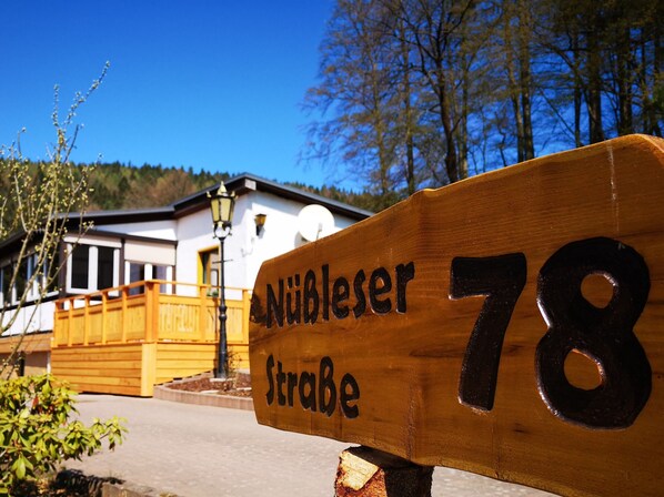 A wooden street sign with "Nübelser Straße 78" written on it. - Holiday house "Trudi", a place to relax, also with a dog (Fambach)