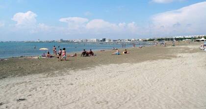 2 rooms large terrace air conditioning parking