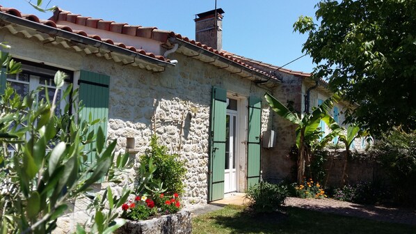 Exterior detail - lovely holiday home in tip of the Médoc 15 km from the ocean (Jau-Dignac-Et-Loirac)