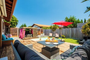 Outdoor dining - Air-conditioned wooden house, heated swimming pool, spa, internet and bicycles in a quiet location (Biscarrosse)