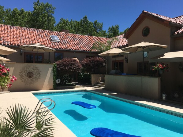 Outdoor pool, a heated pool - COZY GUEST HOUSE ON HISTORIC CAPITOL HILL (Salt Lake City)