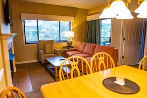 Living area - Laurel Crest™ - 1 Bedroom Standard Villa (Pigeon Forge)