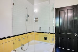Ensemble douche/baignoire, sèche-cheveux, serviettes fournies