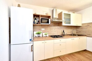 Kühlschrank, Mikrowelle, Herdplatte, Wasserkocher mit Kaffee-/Teezubehör