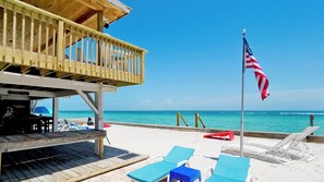 Plage, chaises longues, serviettes de plage