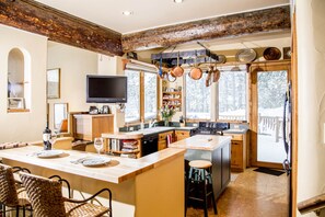 Fridge, microwave, oven, stovetop - Gorgeous setting! Hot Tub, Close to town with private Lake (Crested Butte)