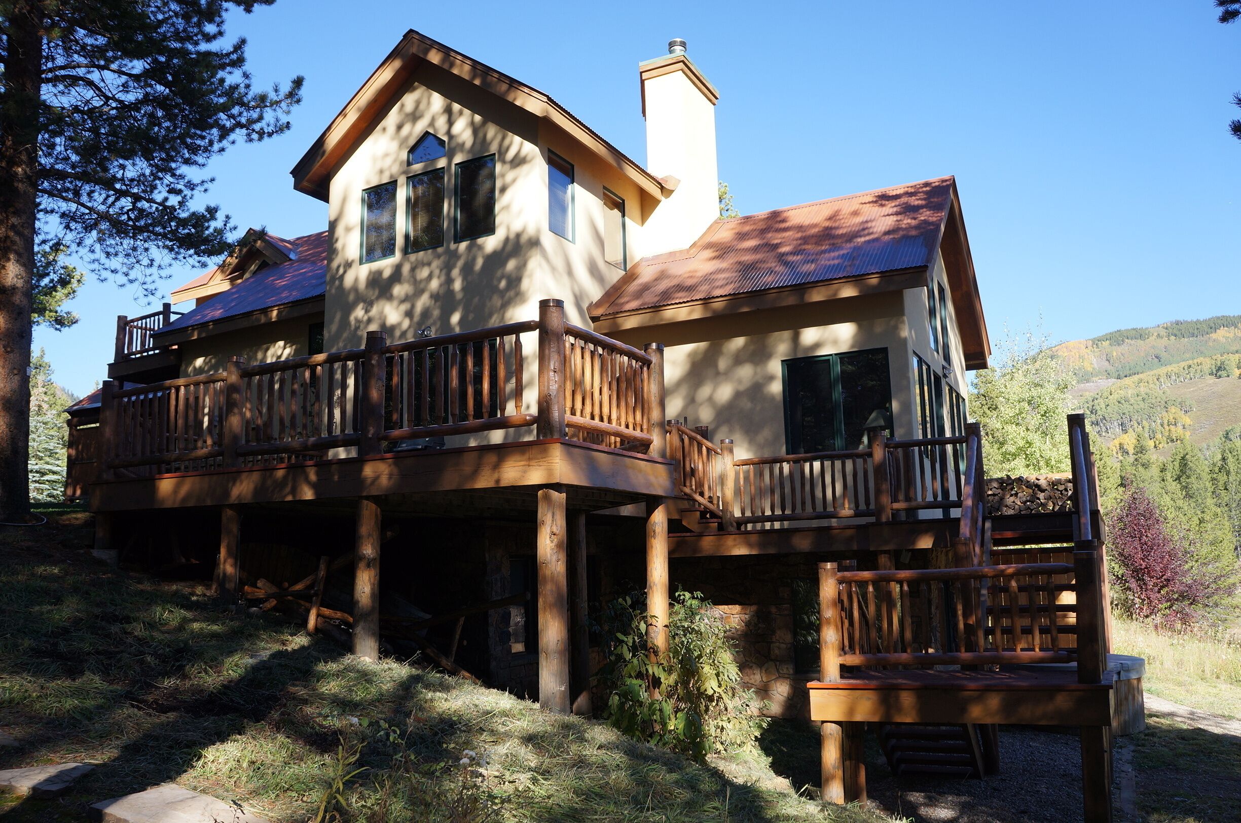Gorgeous setting! Hot Tub, Close to town with private Lake