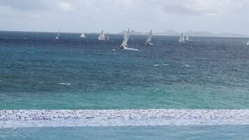 Chaises longues, serviettes de plage