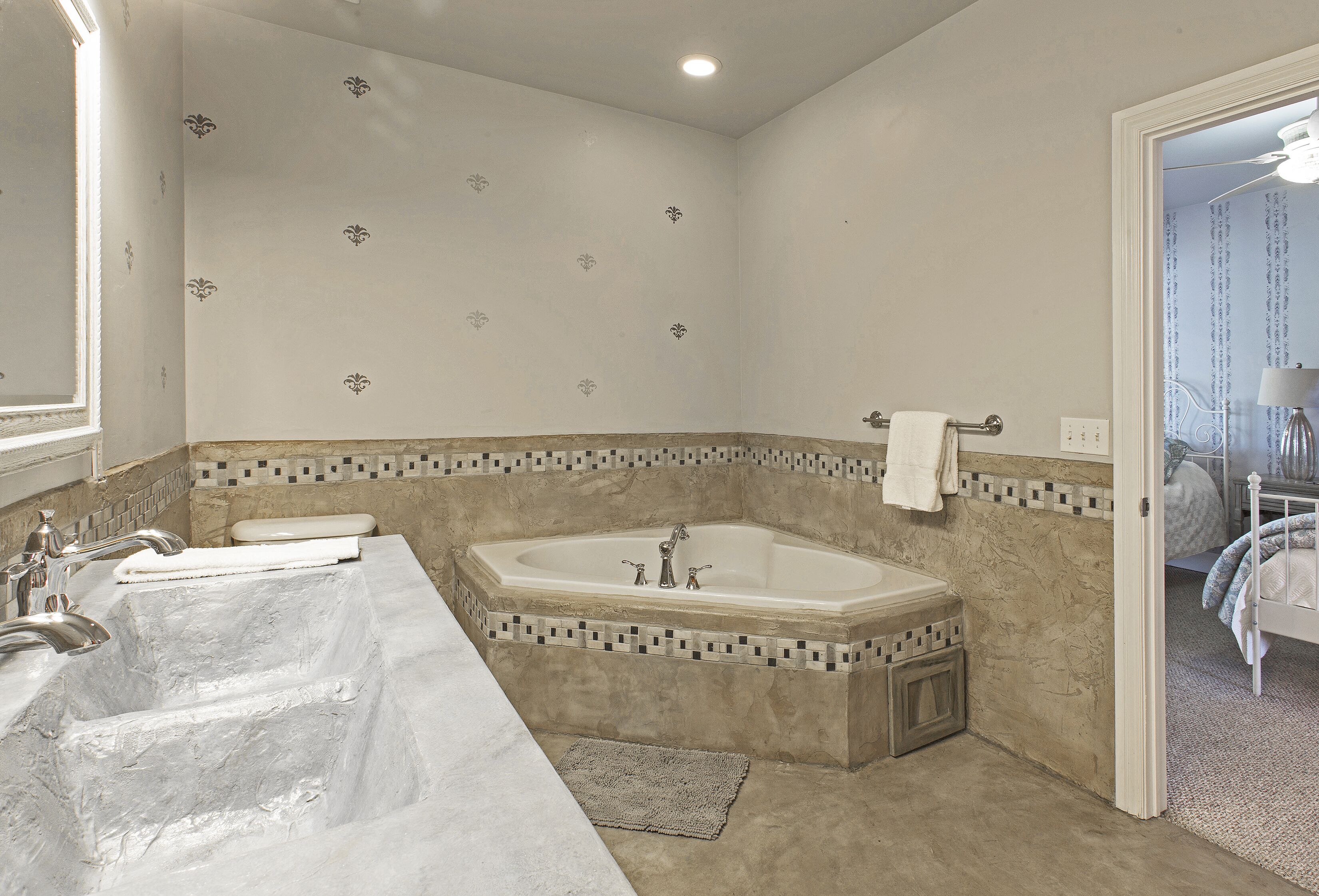 centrally located condo unit best suited for groups