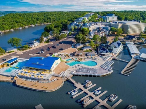 Lake Front Cliff Side Home, piscine communautaire, coucher de soleil incroyable et grandes terrasses