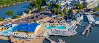 レイクフロントクリフサイドホーム、コミュニティプール、すばらしい夕日、大きなデッキ