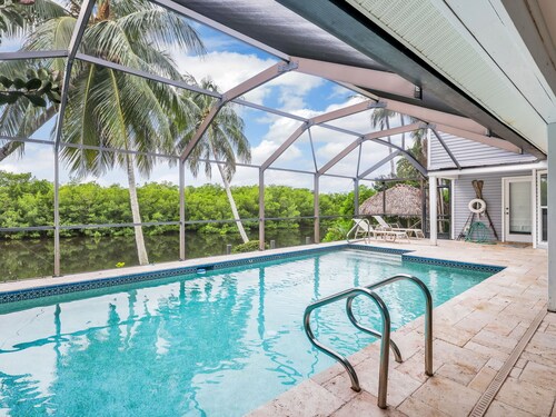 Family home mere steps to Tigertail Beach!