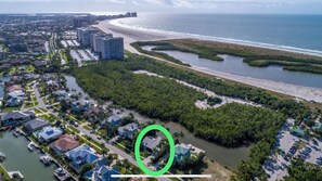 Playa en los alrededores, camastros y toallas de playa