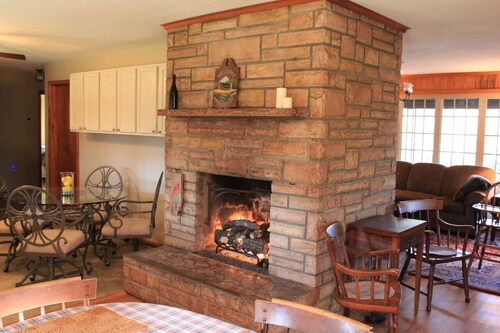 Stone Lodge on 25 ac., 2 miles from New River Gorge National Park