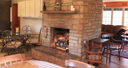Stone Lodge on 25 ac., 2 miles from New River Gorge National Park