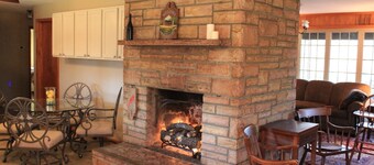 Stone Lodge on 25 ac., 2 miles from New River Gorge National Park
