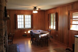 Dining - Stone Lodge on 25 ac., 2 miles from New River Gorge National Park (Fayetteville)