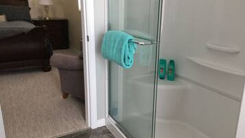 Douche, sèche-cheveux, serviettes fournies, savon