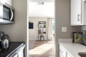 Frigorífico, microondas, horno y placa de cocina