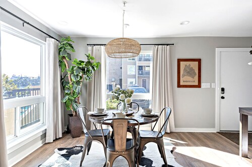 Bright, Cozy Riverfront Condo walkable to Downtown Nashville!
