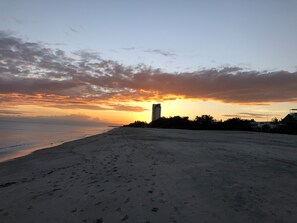 Nära stranden och solstolar