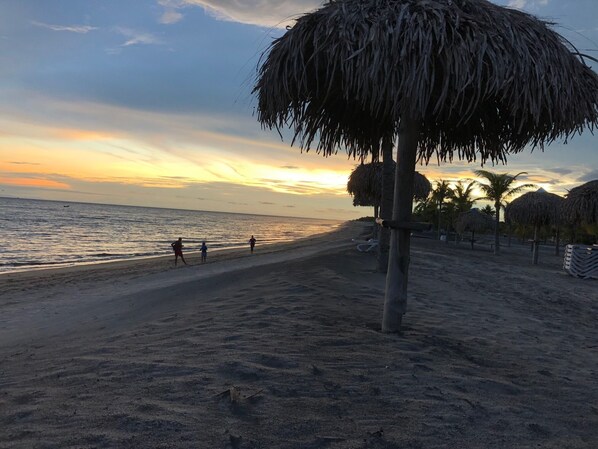 Ubicación cercana a la playa y tumbonas