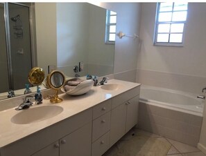 Combined shower/bathtub, hair dryer, towels, soap