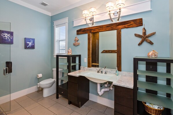 Combined shower/bathtub, hair dryer, towels