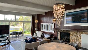 Smart-tv och eldstad