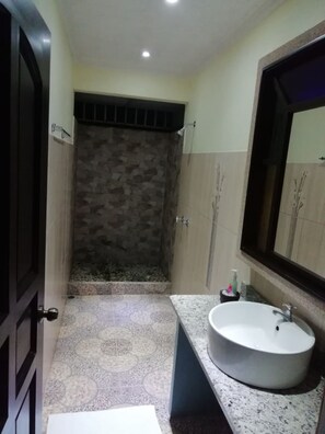 Room, 1 Queen Bed, Non Smoking | Bathroom