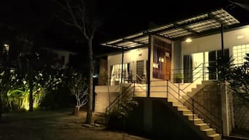 2-Bedroom House | 2 bedrooms, blackout drapes, free WiFi