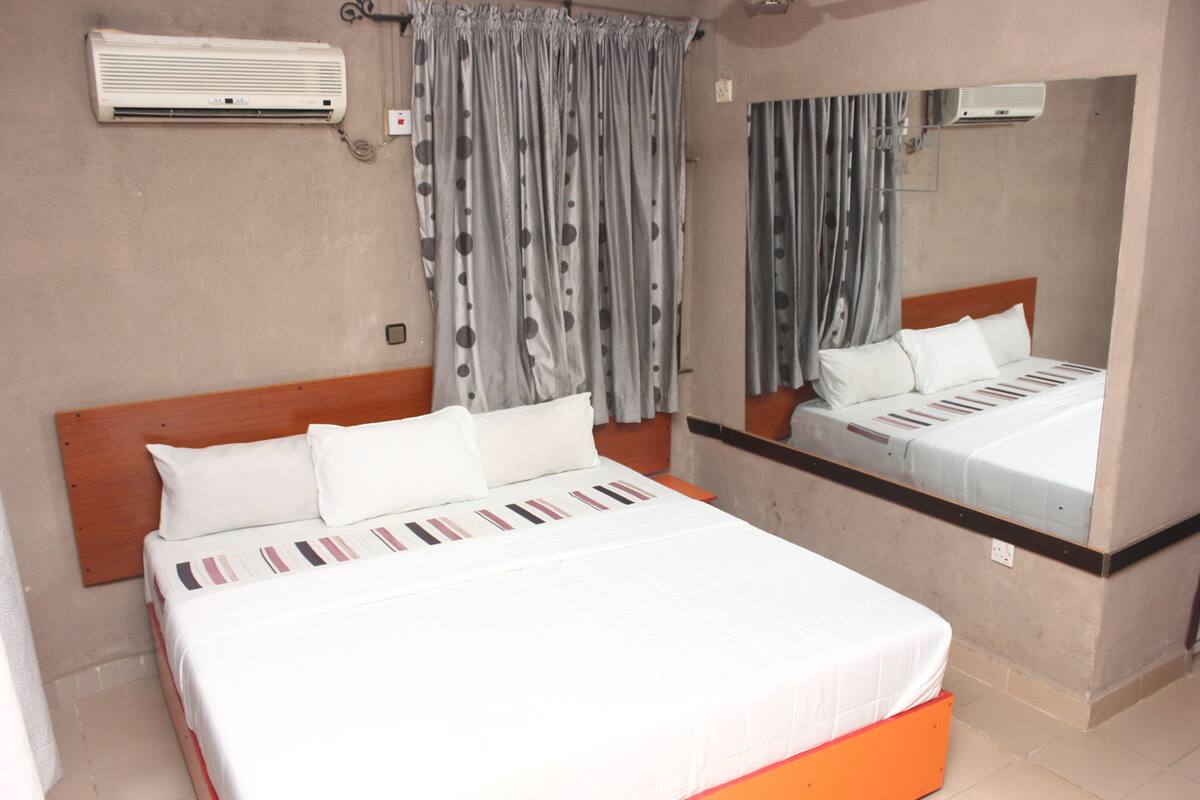 Phòng đôi Deluxe | 1 phòng ngủ, trang trí khác biệt, bàn, phòng cách âm