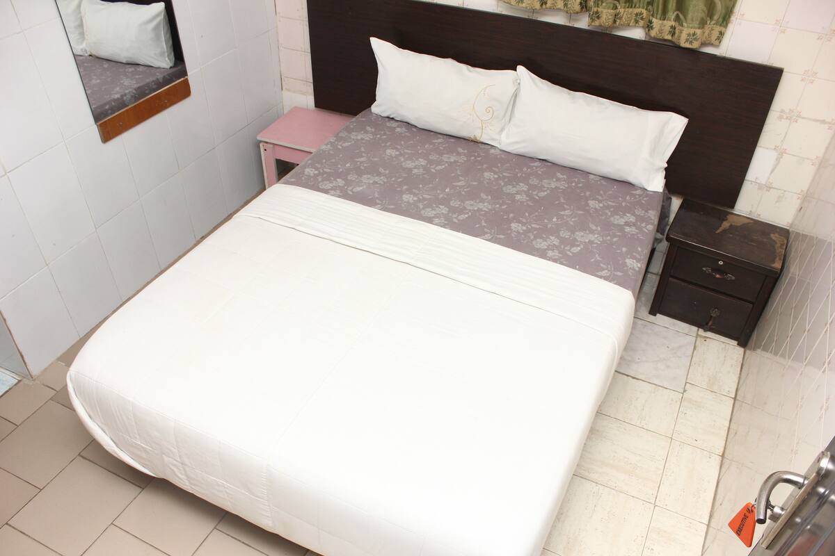 1 phòng ngủ, trang trí khác biệt, bàn, phòng cách âm