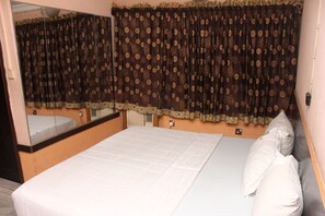 1 phòng ngủ, trang trí khác biệt, bàn, phòng cách âm