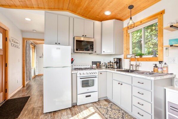 Réfrigérateur, micro-ondes, four, plaque de cuisson