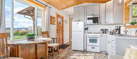 Réfrigérateur, four à micro-ondes, un four, surface de cuisson