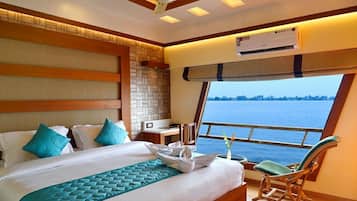 Premium Room In a Houseboat | Desk, rollaway beds, free WiFi, bed sheets